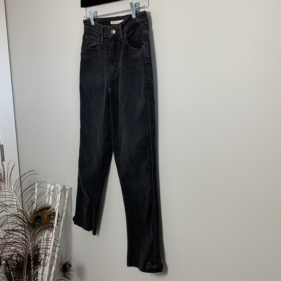 Levi’s 721 High Rise Skinny with Bow Ankle - Picture 7 of 12